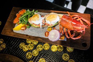 Yarı canlı Maine ıstakoz Benedict ile şampanya sirke Holl