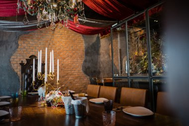 Yemek takımları, tabaklar, kaşıklar, bardaklar, sofra takımları .