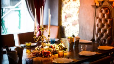 Yemek takımları, tabaklar, kaşıklar, bardaklar, sofra takımları .