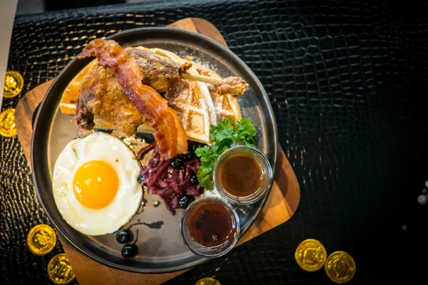 Ördek Confit ve Waffle ile kızarmış kırmızı lahana ve Berry Co