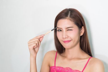 Kaş fırçası ile portre güzel kadın