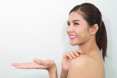 Güzel genç kadın sağlıklı temiz cilt somethi sunulması ile