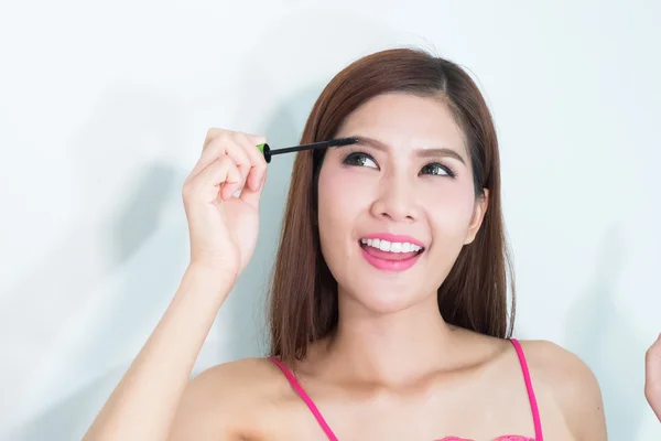 Make-up Frau legt Wimperntusche Auge Make-up auf Augen. asiatische frische fa — Stockfoto