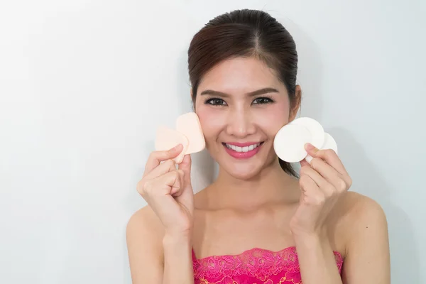 Young woman applying powder on her face with powder puff. Skin c — Stock Photo, Image