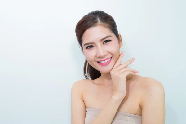 El Retrato de una hermosa modelo femenina sobre fondo blanco — Foto de Stock