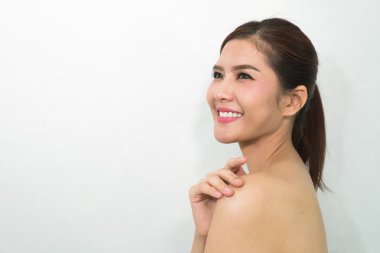 doğal makyaj stüdyoda poz ile genç güzel kadın