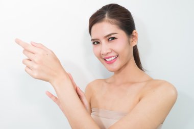 Güzel bir kadın model portresi üzerinde parfüm kokulu