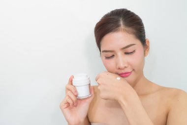 Cilt Bakımı Ürünleri, portre, güzel genç bakarak kadın 