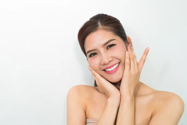 Retrato de atractiva mujer caucásica sonriente — Foto de Stock