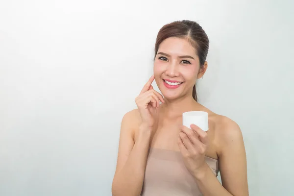 Vrouw, close-up studio op een witte achtergrond. Schoonheid vrouwelijke gezicht w — Stockfoto