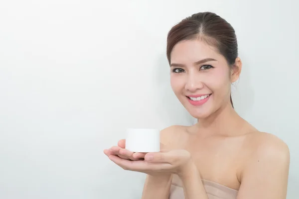 Vrouw, close-up studio op een witte achtergrond. Schoonheid vrouwelijke gezicht w — Stockfoto