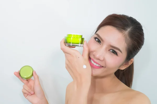 Mooie Aziatische vrouw met behulp van een natuurlijke huidverzorgingsproduct, moistur — Stockfoto