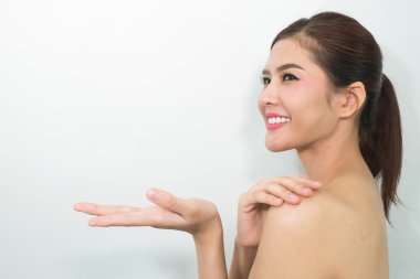 Güzel genç kadın sağlıklı temiz cilt somethi sunulması ile