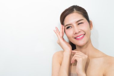 Güzel bir kadın model beyaz arka plan üzerinde portresi