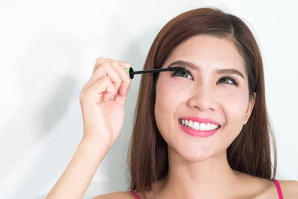 Maquillaje mujer poner rímel ojo maquillaje en los ojos. Asiática fresca fa — Foto de Stock