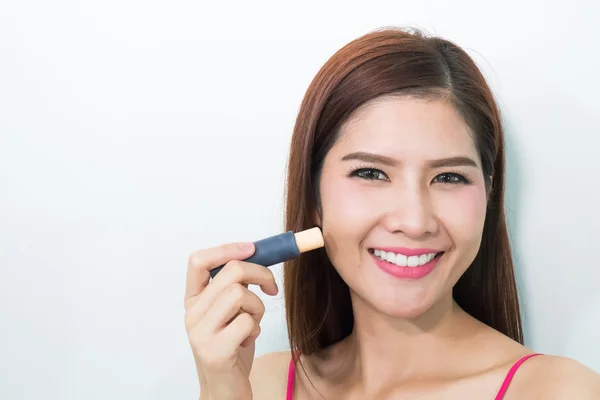 Concealer onder het oog van de toepassing van de jonge vrouw — Stockfoto