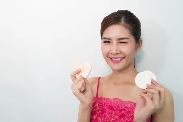 Young woman applying powder on her face with powder puff. Skin c — Stock Photo, Image