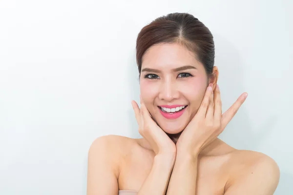 Retrato de atractiva mujer caucásica sonriente — Foto de Stock