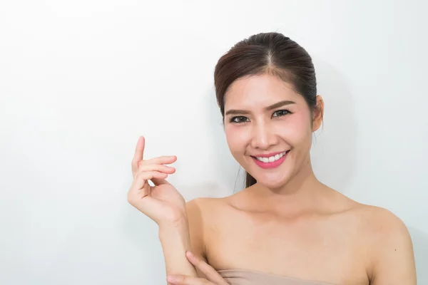 Joven hermosa mujer con maquillaje natural posando en el estudio — Foto de Stock