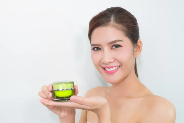 Mooie Aziatische vrouw met behulp van een natuur product van de huidzorg, moisturi — Stockfoto