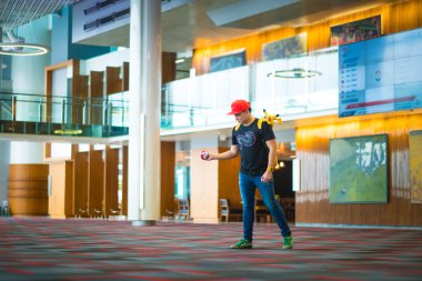 Bangkok, Tayland - Ağustos 14,2016: eğitmen poke oynarken oyun