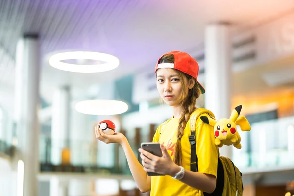 Bangkok, Tayland - Ağustos 14,2016: eğitmen poke oynarken oyun