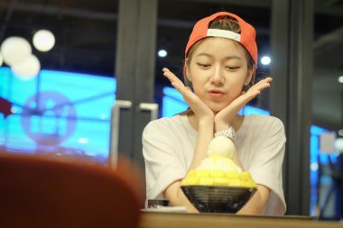 Küçük kızlar Bingsu Mango peynir - Korece tatlı yiyorsun