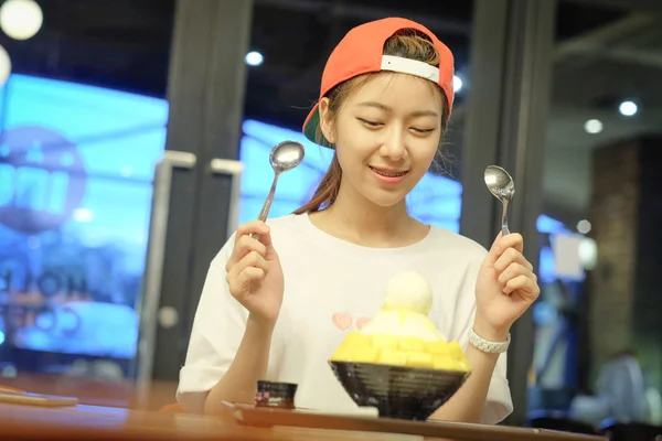 小女孩正在吃 Bingsu 芒果奶酪-韩国甜点 — 图库照片