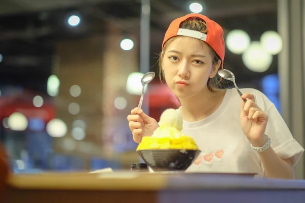 Little girls are eating Bingsu Mango Cheese - Korean Dessert — Stock Photo, Image