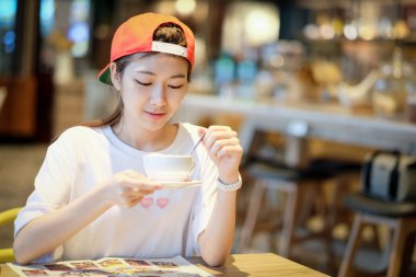 genç ve güzel kadın gülüyor kafede kahve ile