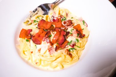 Spagetti carbonara pastırma