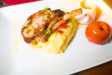 Kuzu biftek apple ve smash patates ile bir fincan.