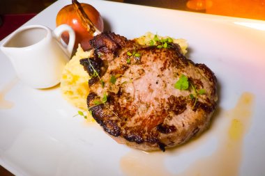 Kuzu biftek apple ve smash patates ile bir fincan.