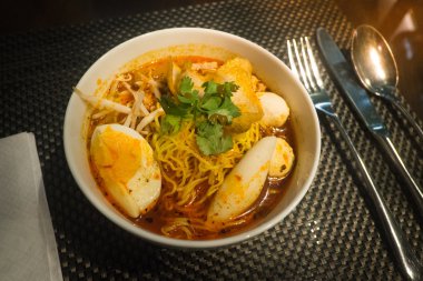 Tay tarzında şehriye, tom yum