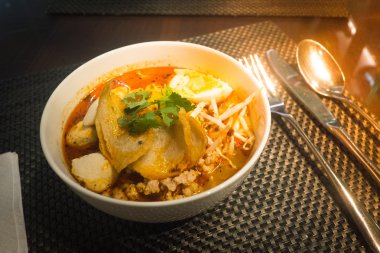 Tay tarzında şehriye, tom yum