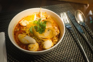 Tay tarzında şehriye, tom yum