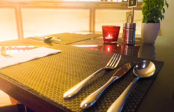 A fő étteremben asztalon kanál . — Stock Fotó