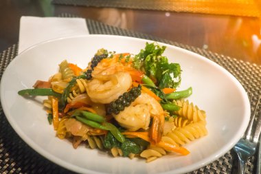 karides lezzetli penne makarna salatası