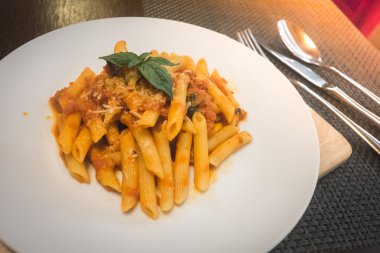 tavukla, domates soslu makarna domates dekore edilmiş 