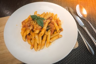 tavukla, domates soslu makarna domates dekore edilmiş 