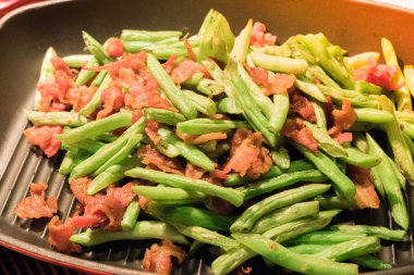 tavada fasulyeli gevrek domuz pastırması