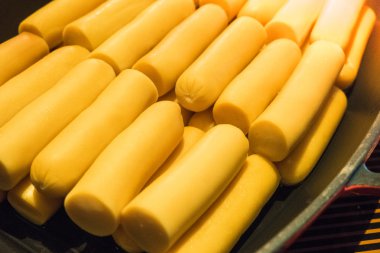 Tavada ızgara sosis