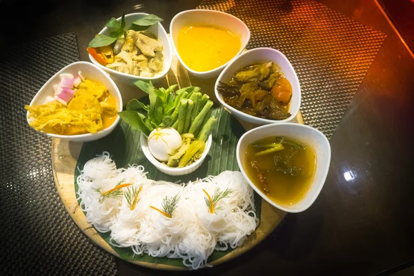 Vermicelli met vijf soorten van curry, Thaise keuken — Stockfoto