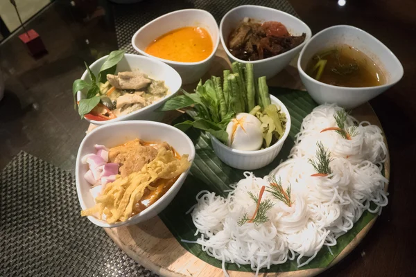 Nudle s pěti druhy kari, Thajská kuchyně — Stock fotografie
