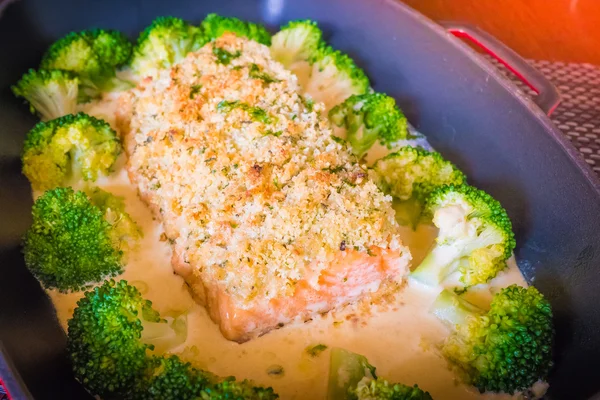 Badem soslu kızarmış badem kabuklu somon tava,