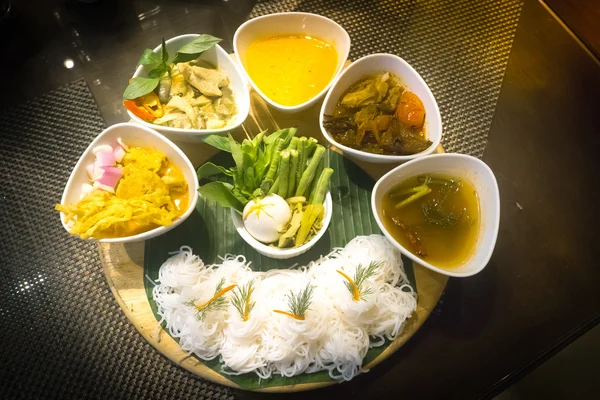 Vermicelli mit fünf Sorten Curry, thailändische Küche lizenzfreie Stockfotos