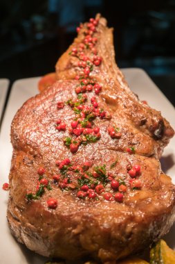 Kavrulmuş Prime kaburga haşlanmış kabak ile et suyu sosu 