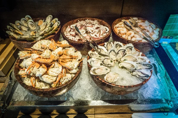 Mariscos, mejillones, calamares, cangrejos, ostras, camarones Buffet set  , Fotos De Stock