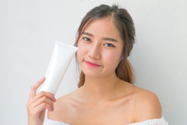 Vücut losyonu kameraya bakıyor güzel kadın portresi. Beau