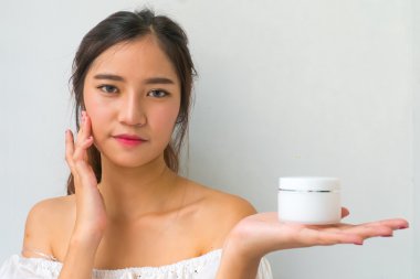 kadın, stüdyo beyaz zemin üzerine kapatın. Güzellik kadın yüzü w